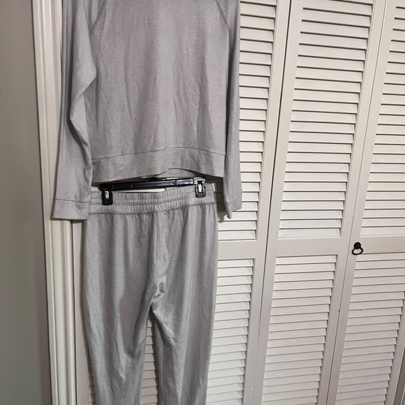 Beyond Yoga Grey/ White Snakeskin Lounge Set (long sleeve top + lounge pants) - Picture 2 of 7